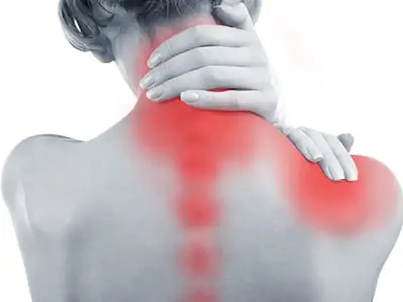 Costas de uma mulher com a mão na nuca e as regiões do pescoço e do ombro destacadas em vermelho